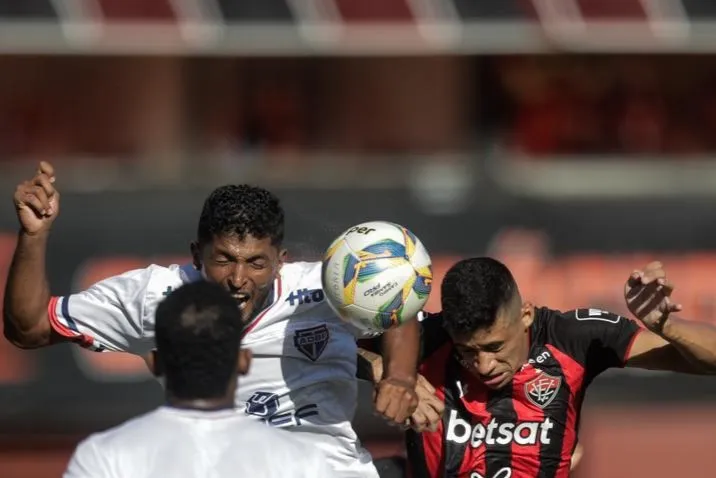 Paulo Paraíba (à esq.) divide bola aérea com Camutanga, do Vitória