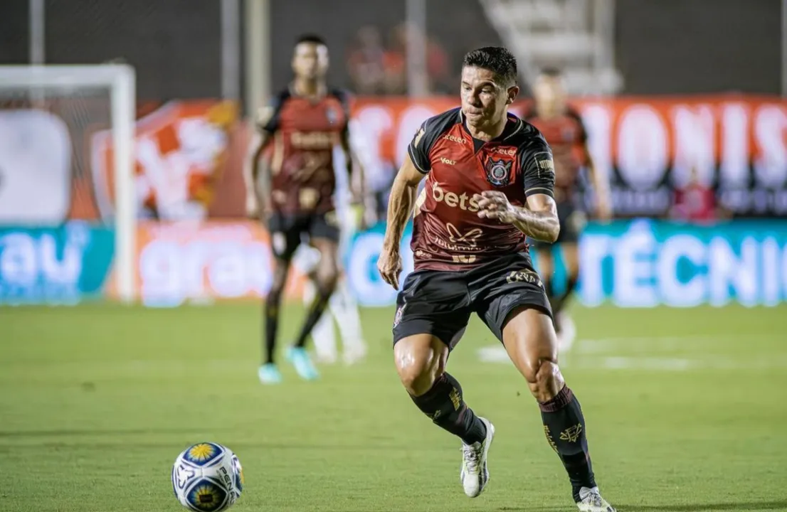 Osvaldo durante partida com a camisa do Vitória