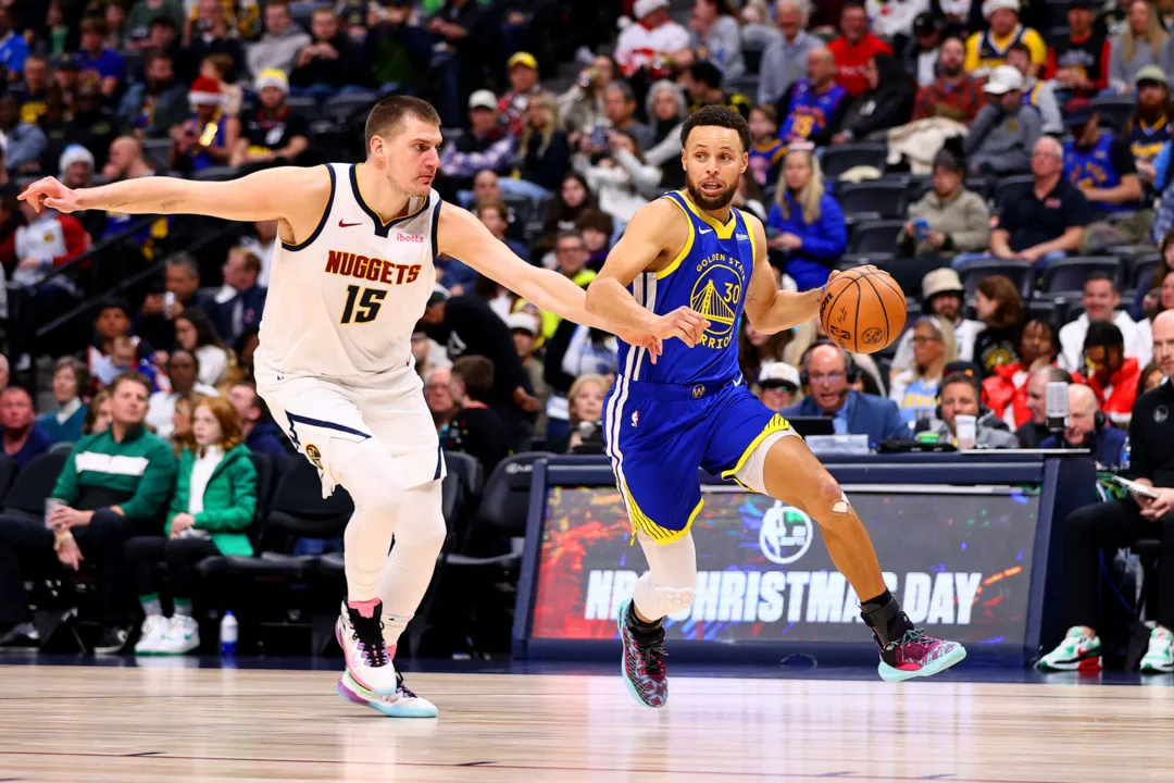 Stephen Curry e Nikola Jokic durante rodada de Natal