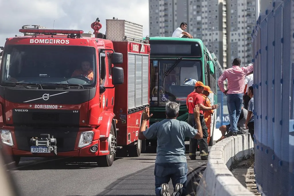 Equipes do Corpo de Bombeiros estão no local tentando negociar a descida do homem