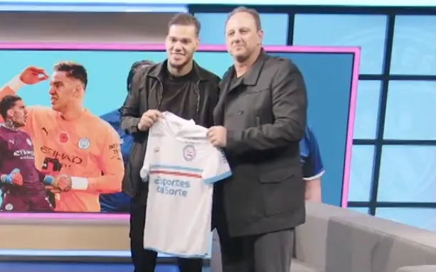 Rogério Ceni e Ederson posando com a camisa do Bahia.