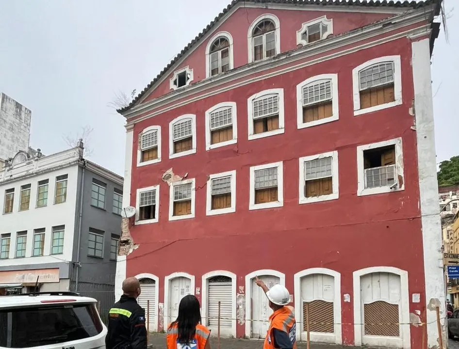 Casarão fica localizado em frente à Praça Conde dos Arcos