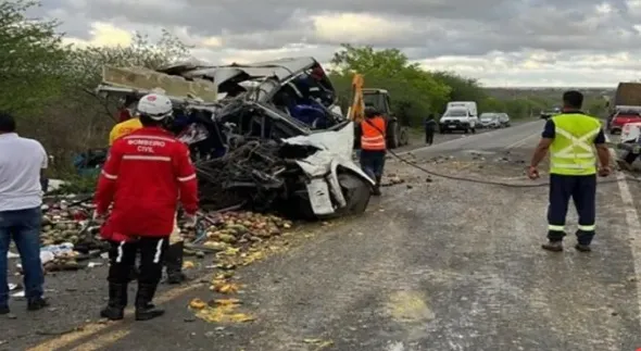 Entre os mortos, 21 estavam no ônibus