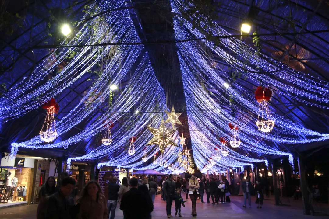 Prefeitura projeta túnel iluminado para a decoração natalina em Salvador