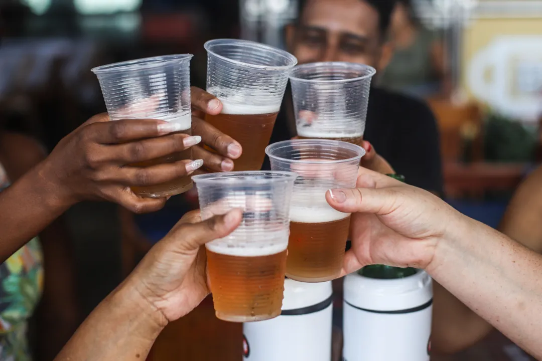 Copos com cerveja brindando