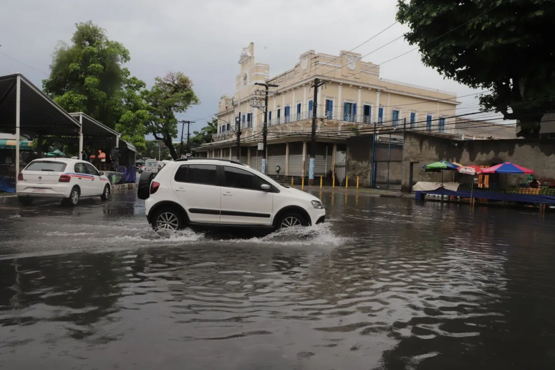 Rua alagada no Largo da Calçada