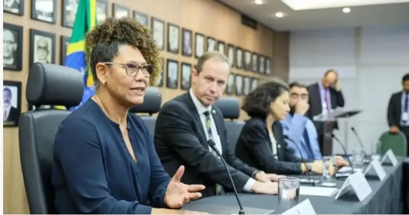 A parceria foi assinada pela titular da pasta, Fabya Reis, o secretário-executivo do Ministério da Justiça, Ricardo Cappelli, e pela secretária nacional de Políticas sobre Drogas, Marta Machado