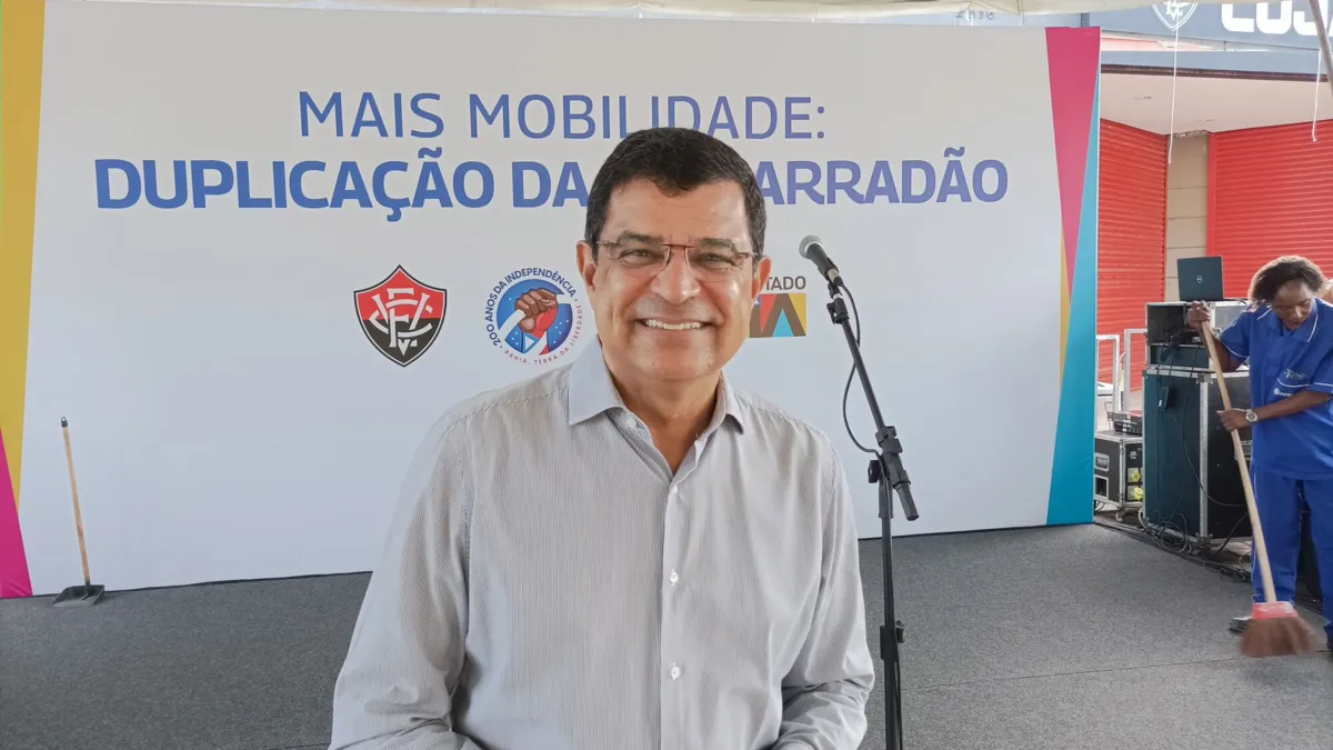 Davidson Magalhães durante assinatura da autorização das obras nas proximidades do Barradão