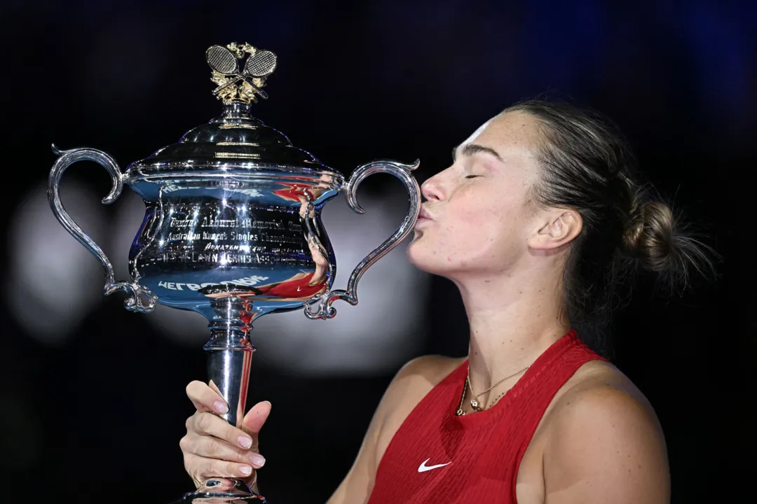 Aryna Sabalenka beijando troféu do Aberto da Austrália