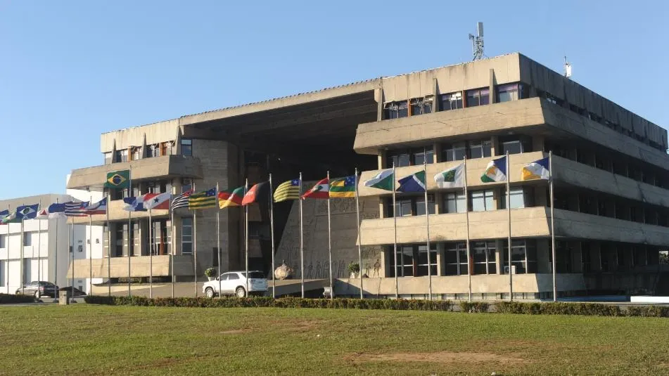 Segunda começa com reunião de comissão e debates