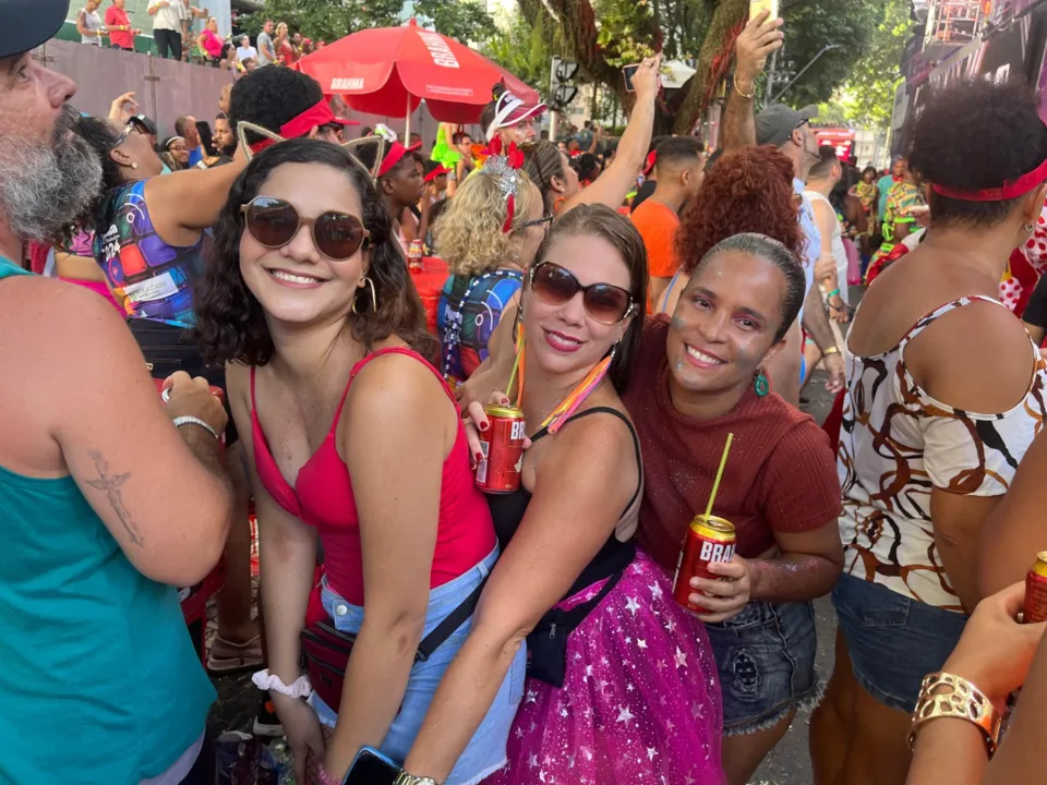 Foliãs curtam último dia de carnaval