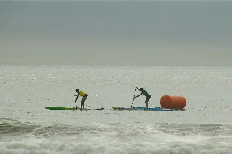 Todos os atletas largaram juntos de dentro do mar na última etapa de prova técnica nas ondas neste ano