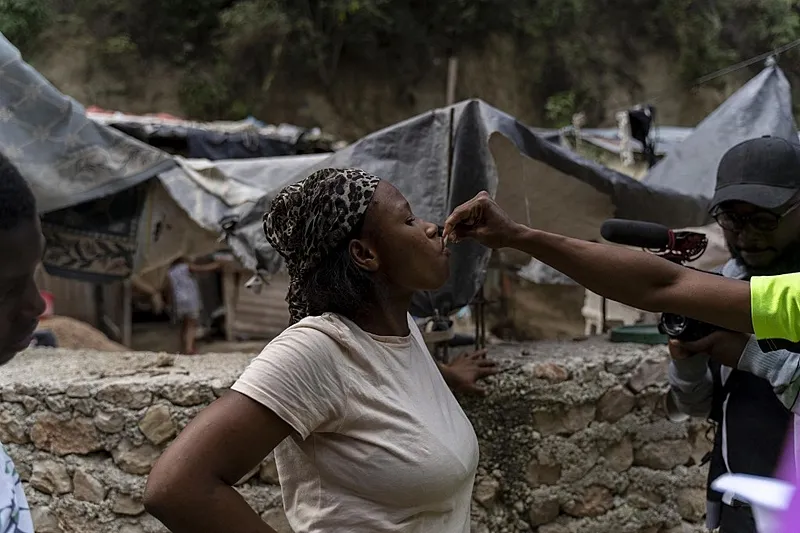 Mulher recebendo vacina oral contra cólera