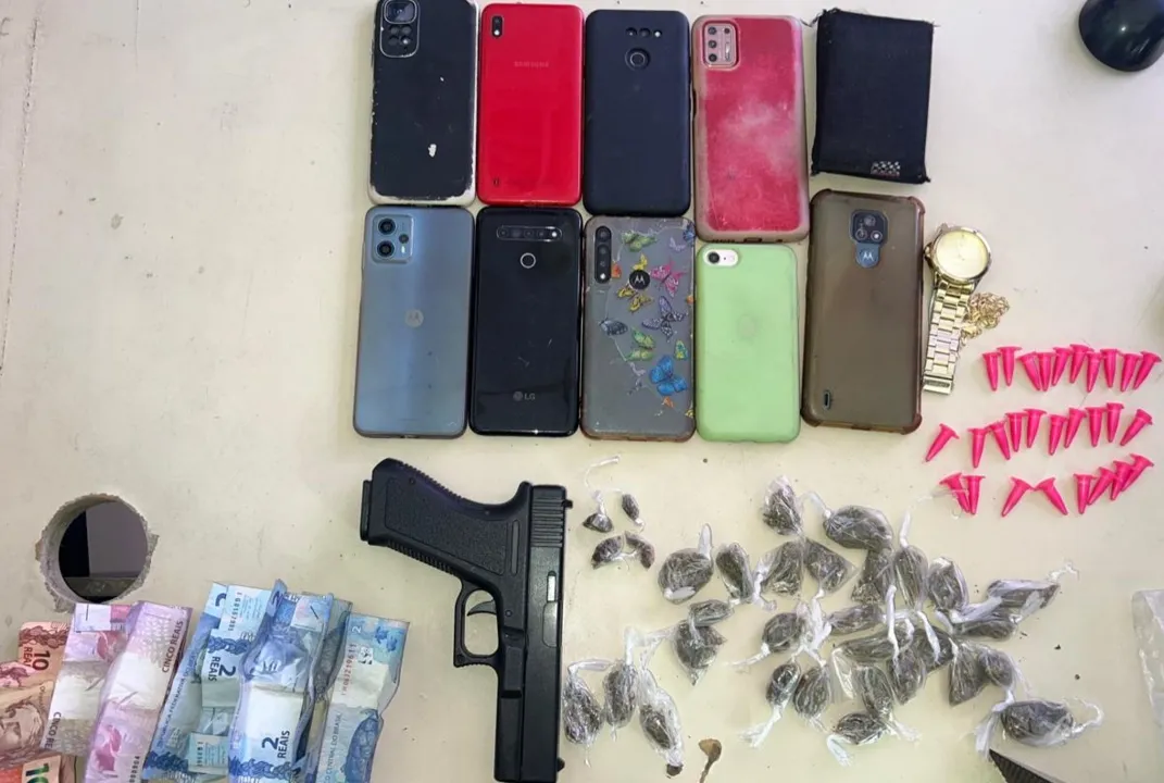 Com ele, foram apreendidos a réplica de uma pistola, nove aparelhos celulares, 32 porções de maconha e 28 pinos de cocaína