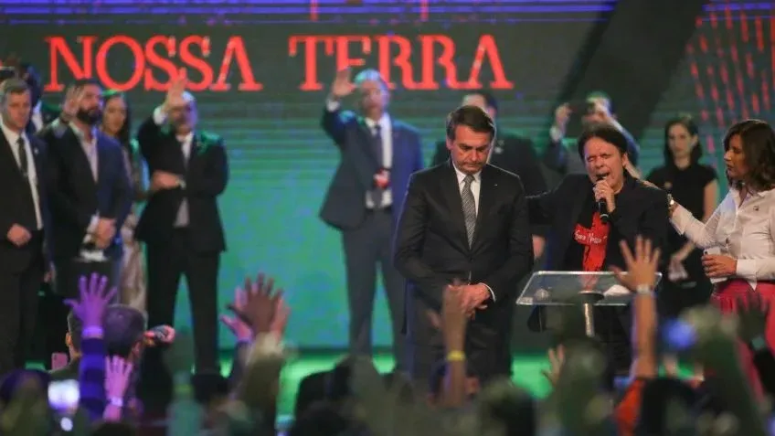 Bolsonaro em culto na Igreja Sara Nossa Terra; medida de  isenção para lideranças religiosas ocorreu em seu governo