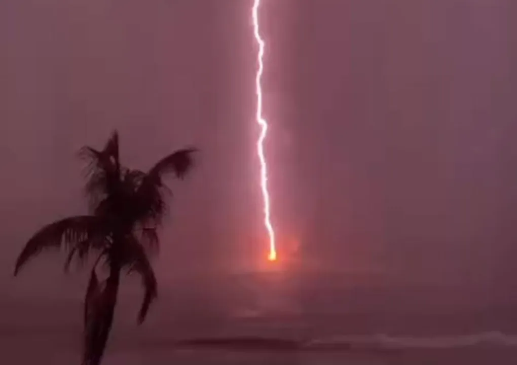 Momento foi flagrado através da janela do estúdio onde Gabriela trabalha