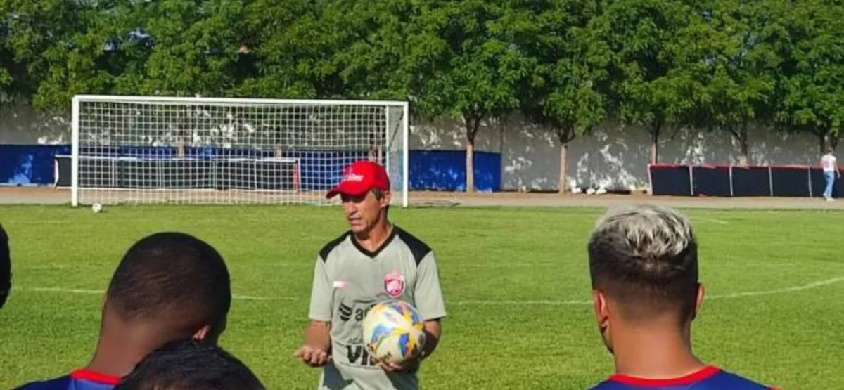 Técnico Betinho durante atividade no Barcelona de Ilhéus