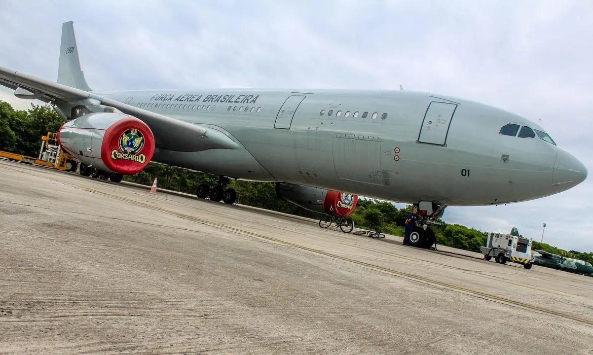 A estimativa é que o avião chegue ao Brasil na manhã do próximo sábado