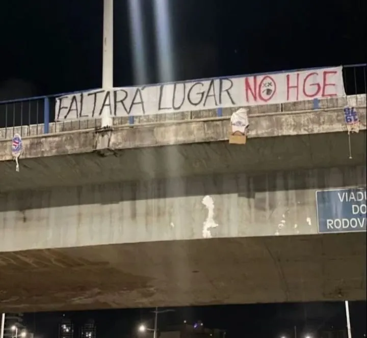 Faixa ameaçadora foi colocada na madrugada por supostos torcedores do Vitória