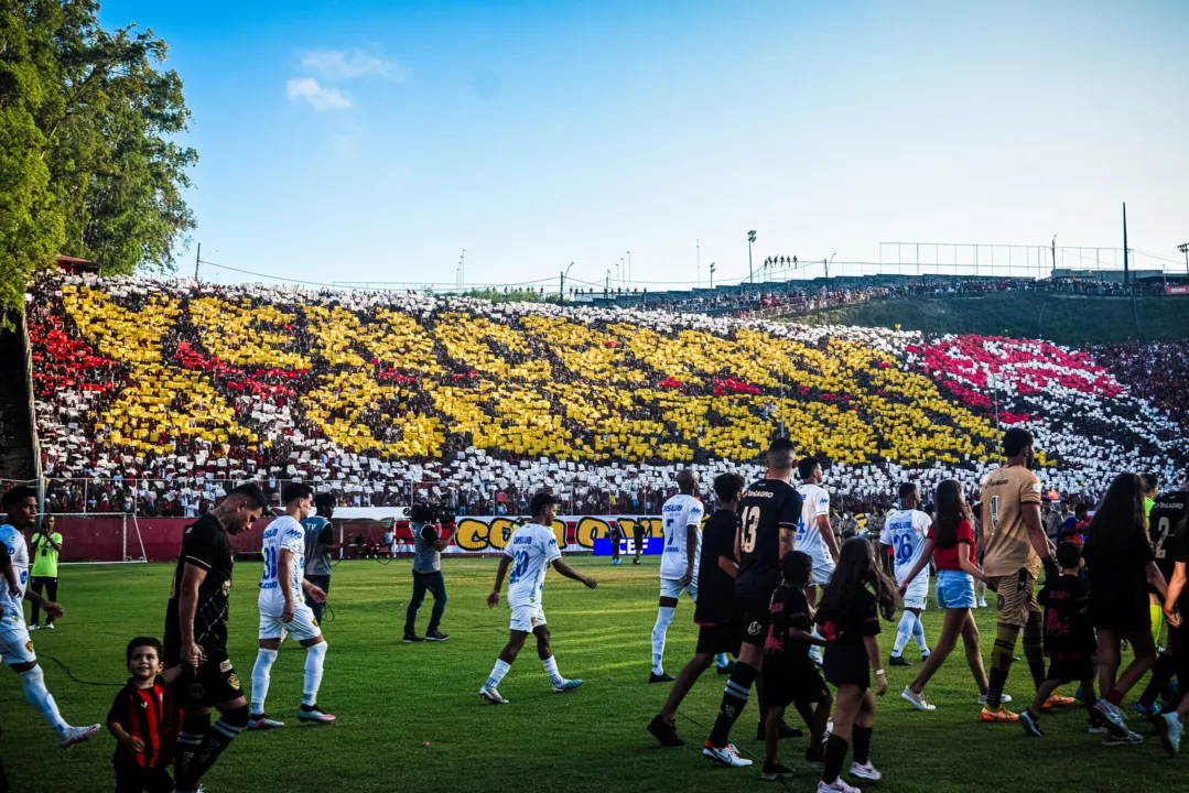 Jogadores do Vitória entrando no campo com mosaico da torcida ao fundo