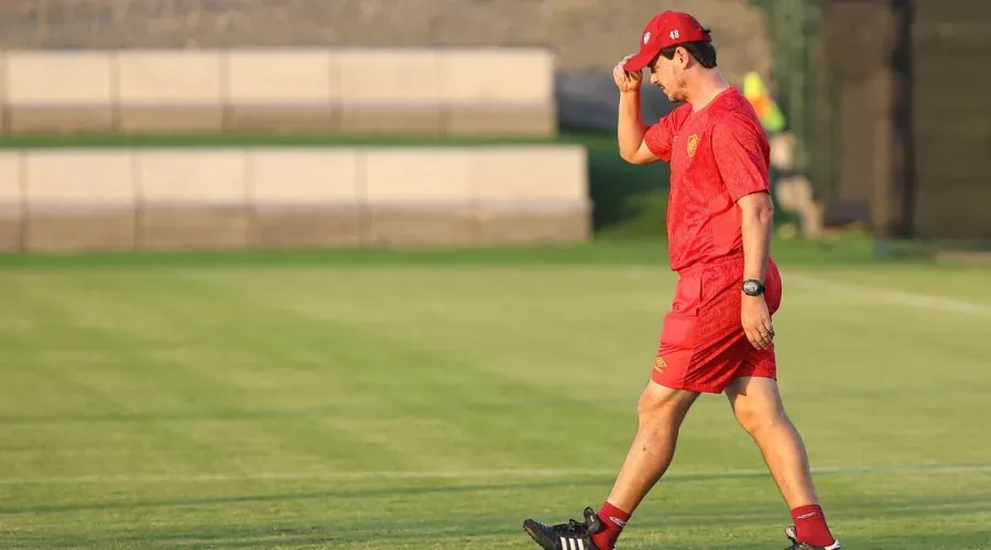 Fernando Diniz durante treino com o Fluminense