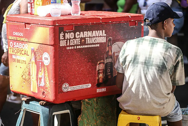 Muitas vezes, os ambulantes acabam tendo ajuda dos filhos