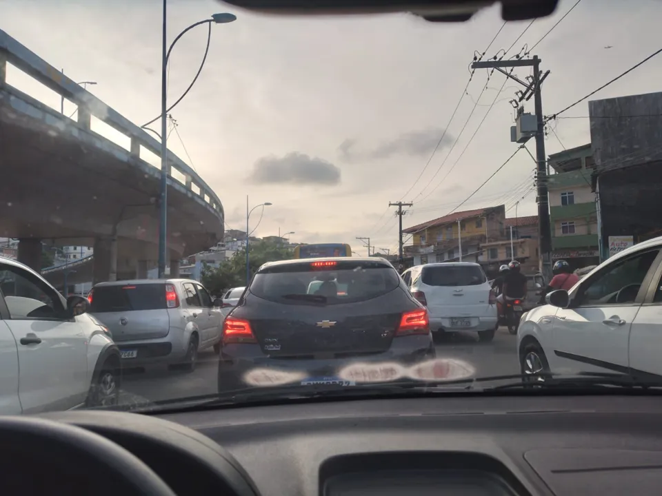 O sentido Lapa, à esquerda, segue congestionado e a direita, livre