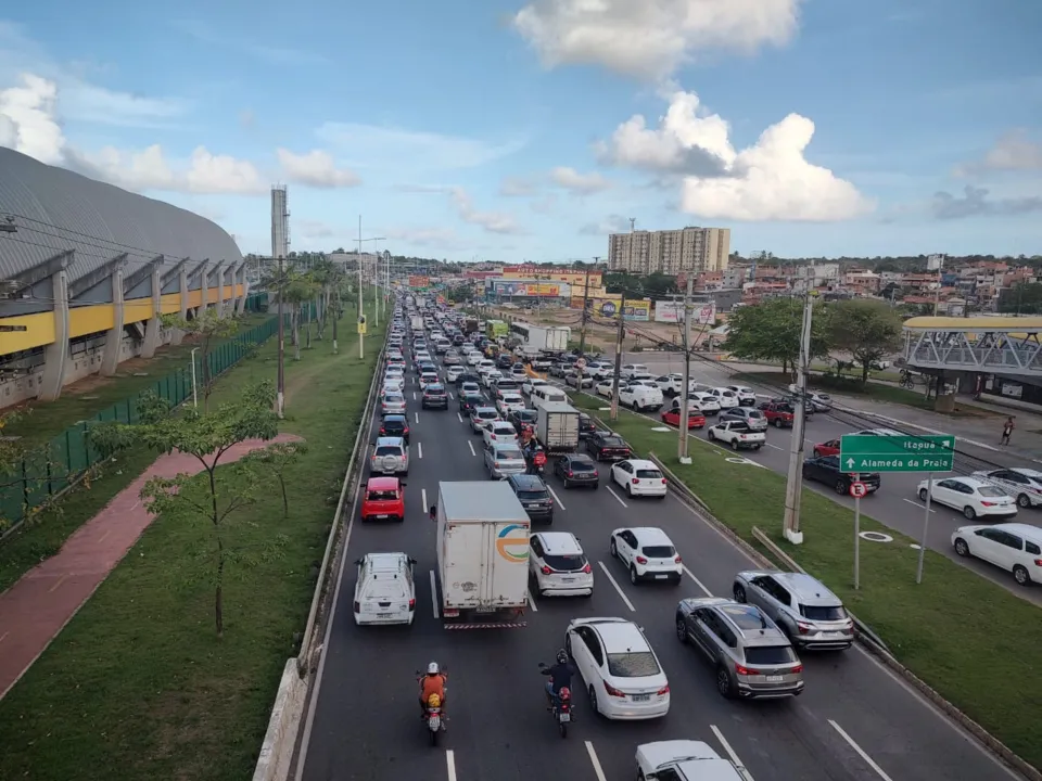 Acidente ocorreu no viaduto Mário Andreazza