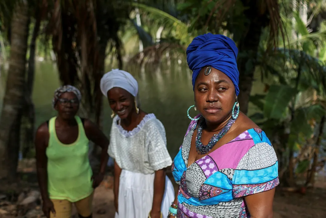 Raquel Conceição Pereira, mãe Rejane Pereira Rodrigues, líder quilombola e
Gildete Araújo de Melo, Yaô, no Quilombo Quingoma