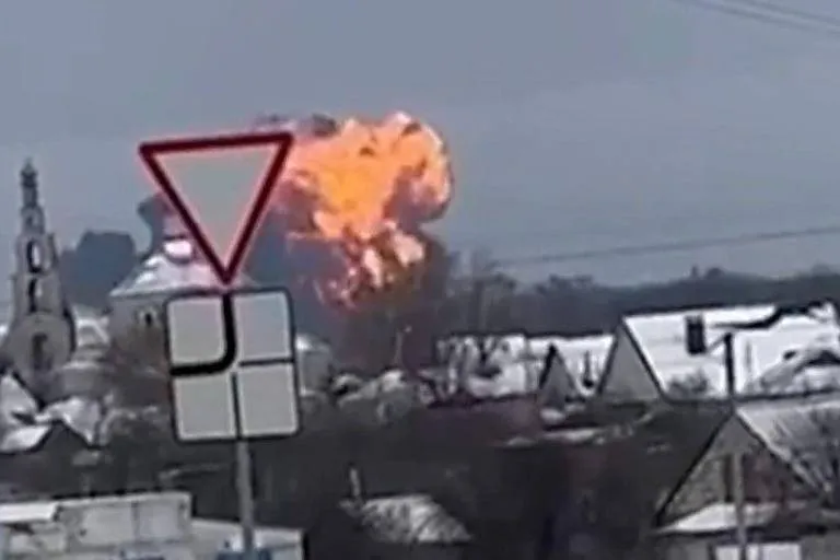 Fogo após queda de avião na região russa de Belgorodo
