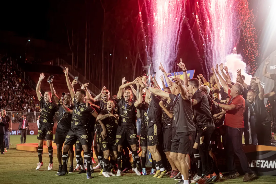 Jogadores do Vitória levantando a taça da Série B