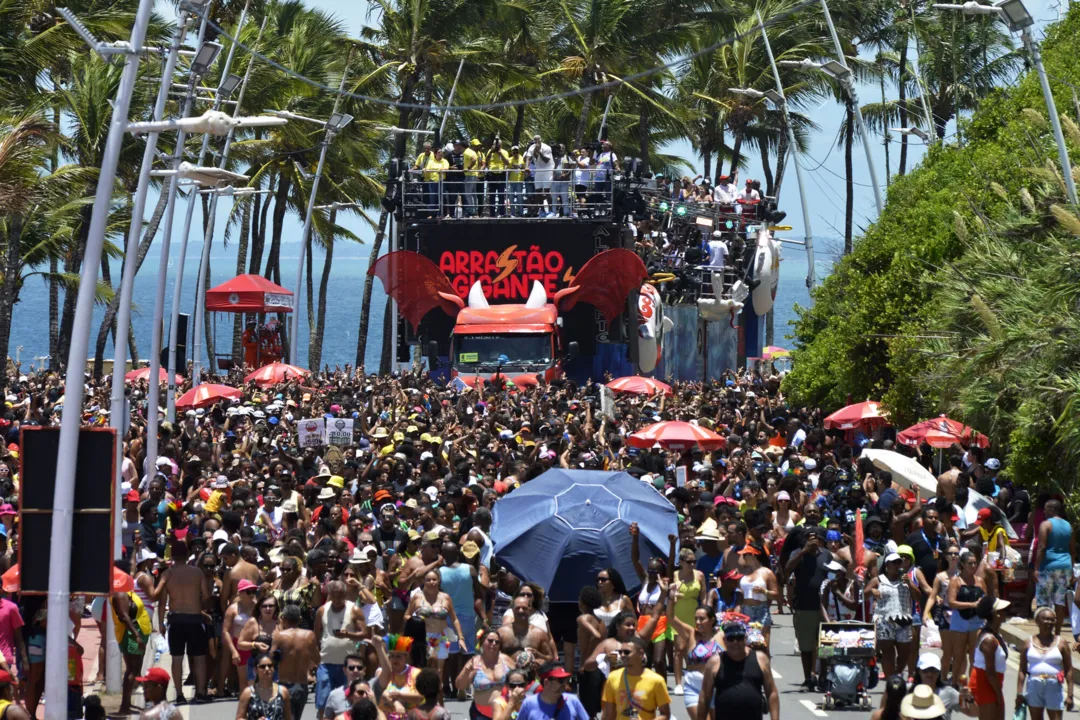 Carnaval de Salvador 2023 com o Arrastão da Quarta de Cinzas do Farol da Barra até Ondina.