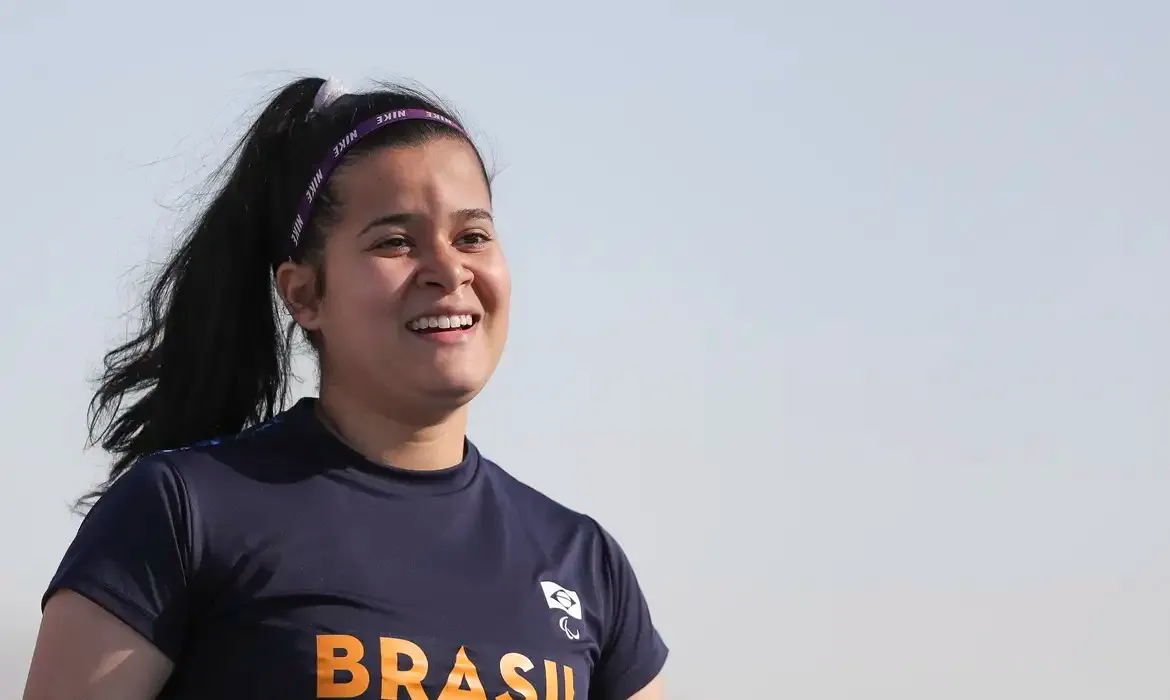 A atleta brasileira, de 27 anos, conquistou a medalha na prova dos 200 metros da classe T36 (paralisados cerebrais) com o tempo de 32s19. A competição vai até quinta.