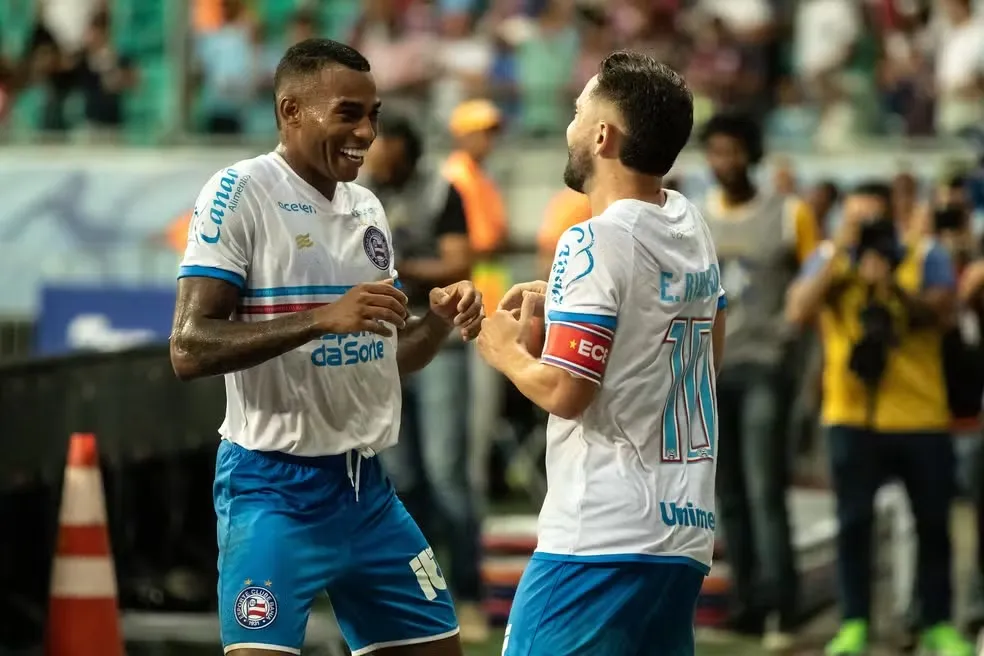 Juan Lucas e Everton Ribeiro comemorando gol na estreia