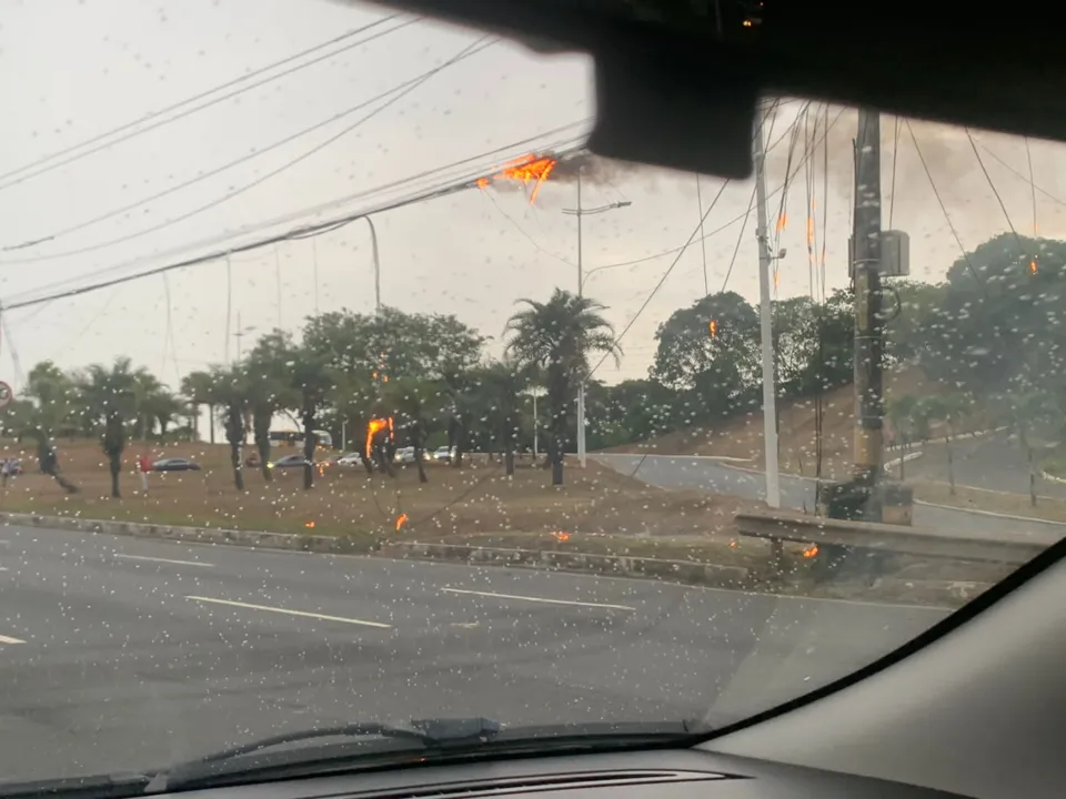 Imagem ilustrativa da imagem Vídeo: caminhão derruba poste e trava trânsito em Salvador