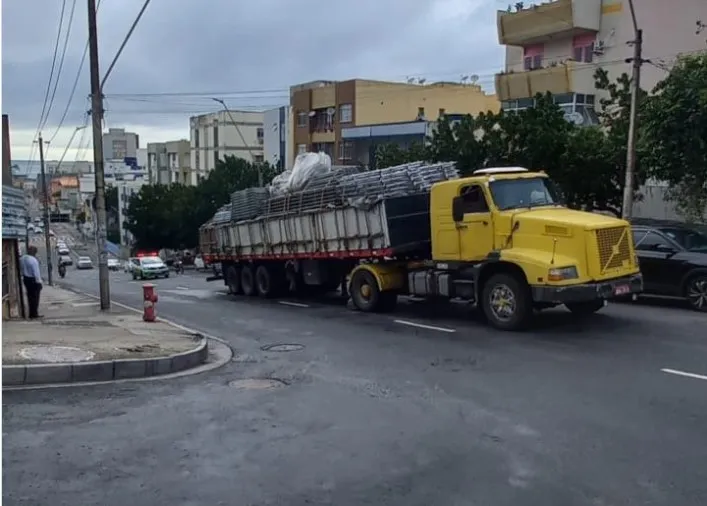 Um caminhão guincho realizou a retirada da carreta do local