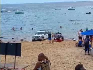 A Transalvador foi acionada para fazer a retirada do carro da areia da praia