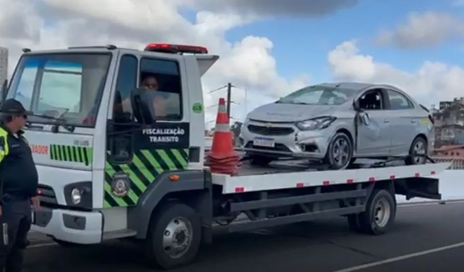 Imagem ilustrativa da imagem Vídeo: carro capota em viaduto e trânsito fica travado na Av. Paralela