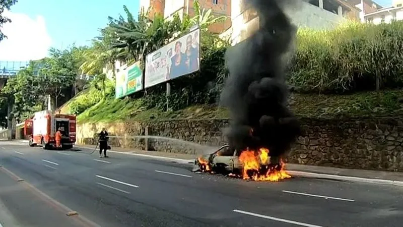 Agentes da Superintendência de Trânsito e uma equipe do Corpo de Bombeiros estão no local