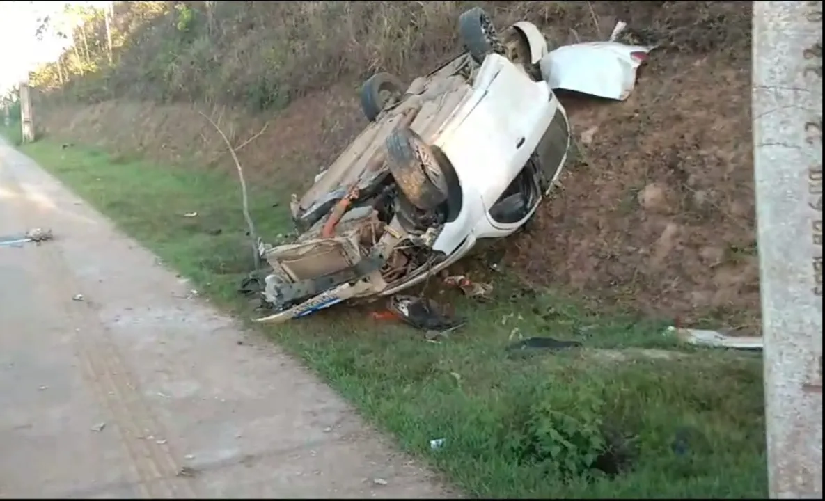 Condutor perdeu o controle do carro, invadiu uma ciclovia, bateu no poste e capotou