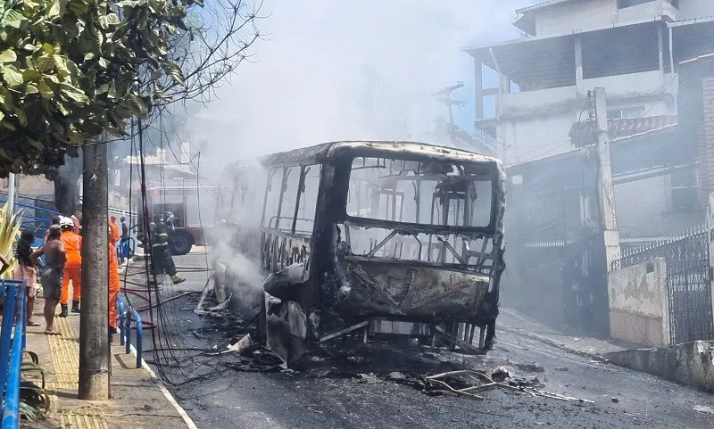 Ônibus pegou fogo na manhã desta segunda na Santa Mônica