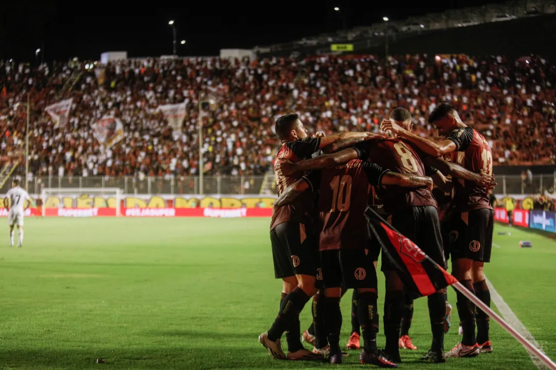 Diante da torcida no Barradão, elenco rubro-negro celebra a primeira vitória no Nordestão 2024