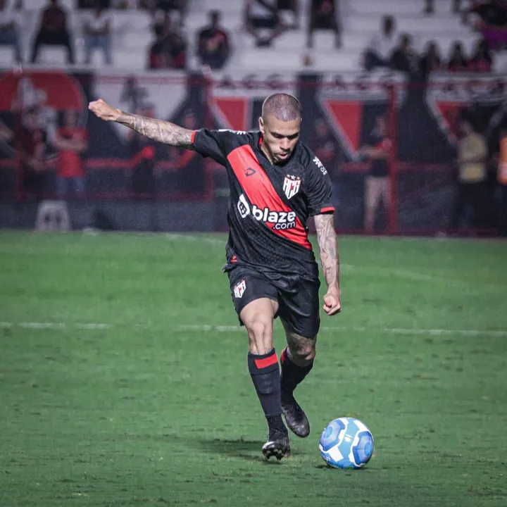 Lucas Esteves em ação com a camisa do Atlético-GO