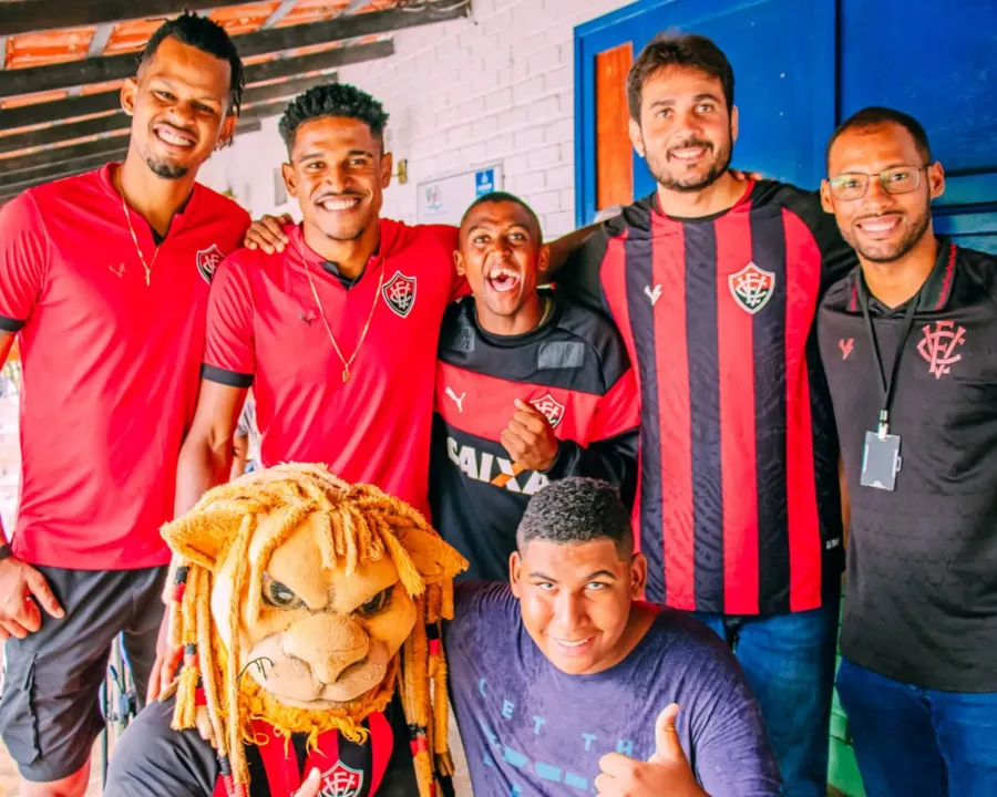 Equipe de basquete do Vitória durante ação social realizada no Lar Vida