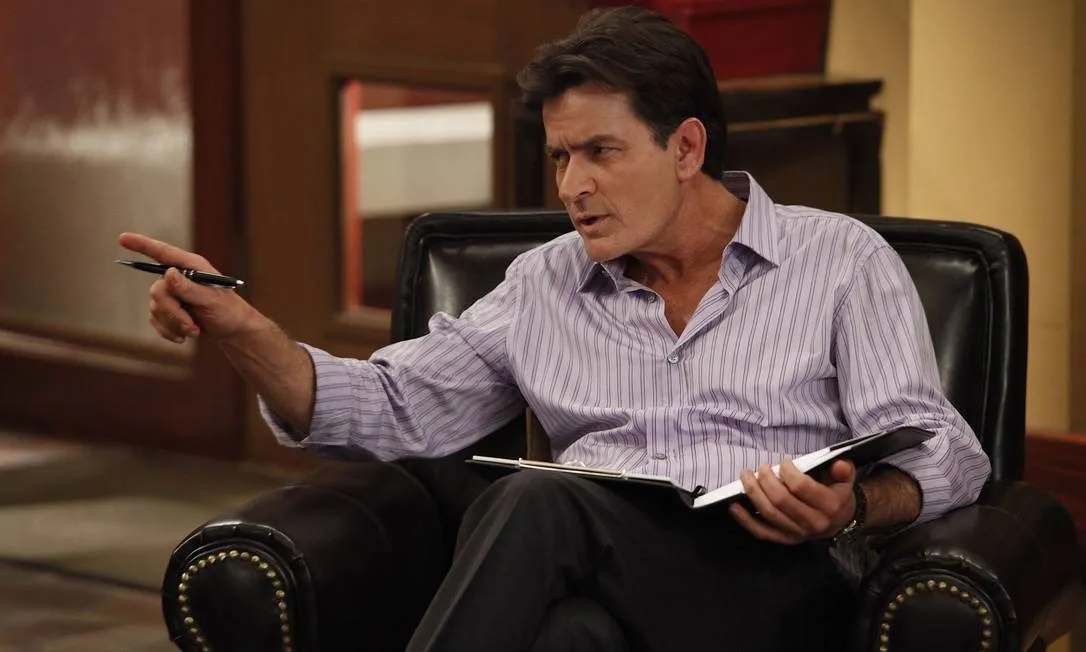 Charlie Sheen, 58 anos, é um atro de Hollywood conhecido por seu estilo "bad boy"