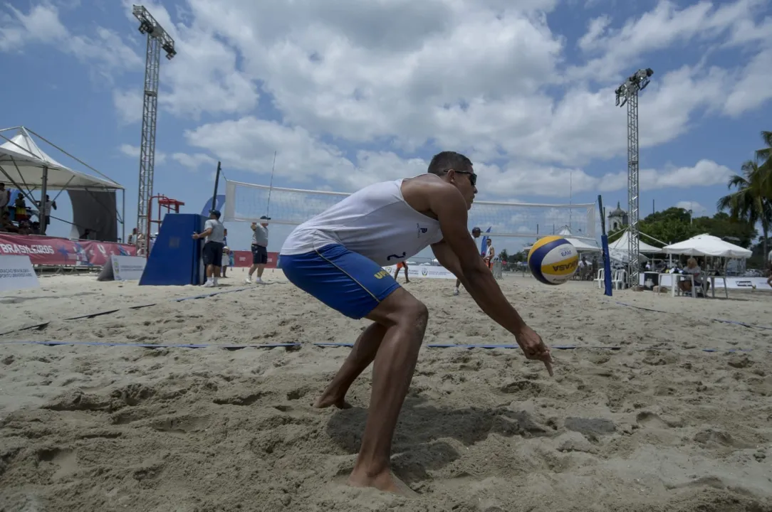 A prática do vôlei de praia cresce no verão