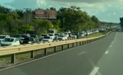 Pela imagem é possível ver a grande quantidade de veículos que tentam seguir em direção a capital baiana