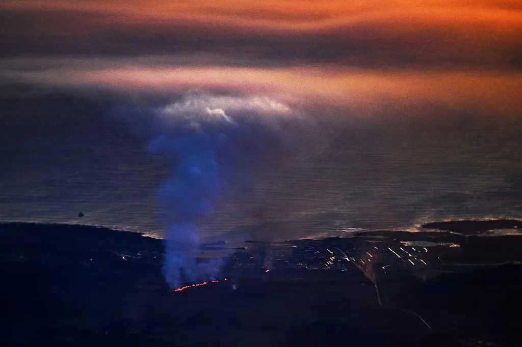 Erupção começou por volta das 8h ao norte desta cidade de 4.000 habitantes