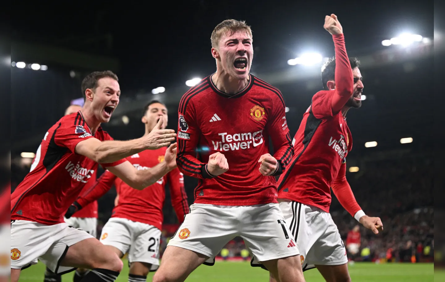Jogadores do Manchester United comemorando virada na Premier League