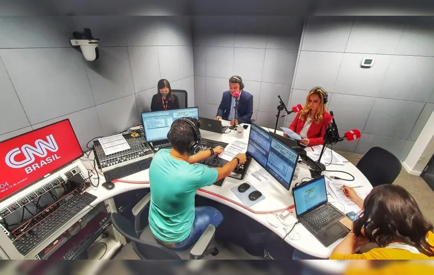 Imagem ilustrativa da imagem CNN Brasil encerra operação de rádio após 3 anos e promove demissões